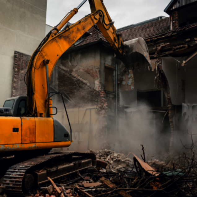 Démolition d'une maison par un engin